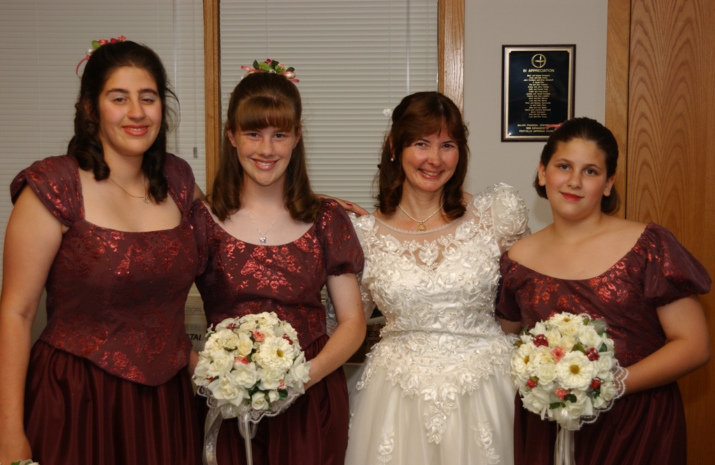A4_BridesmaidsWithCathie.jpg