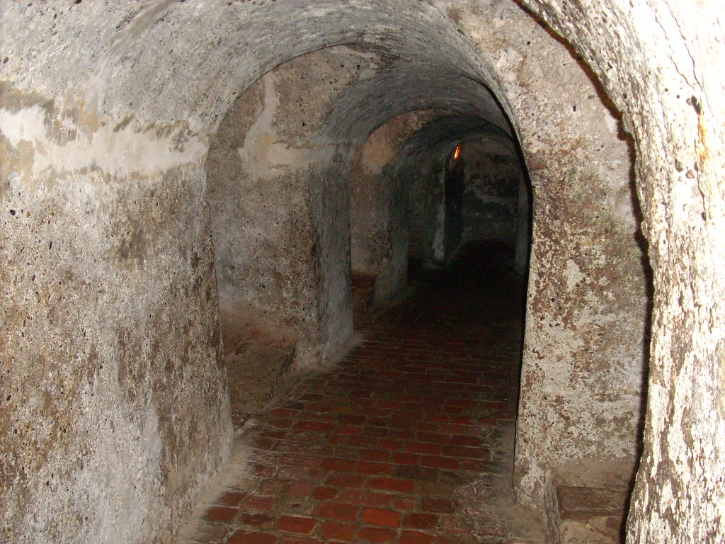 D_TunnelInCastillo.JPG