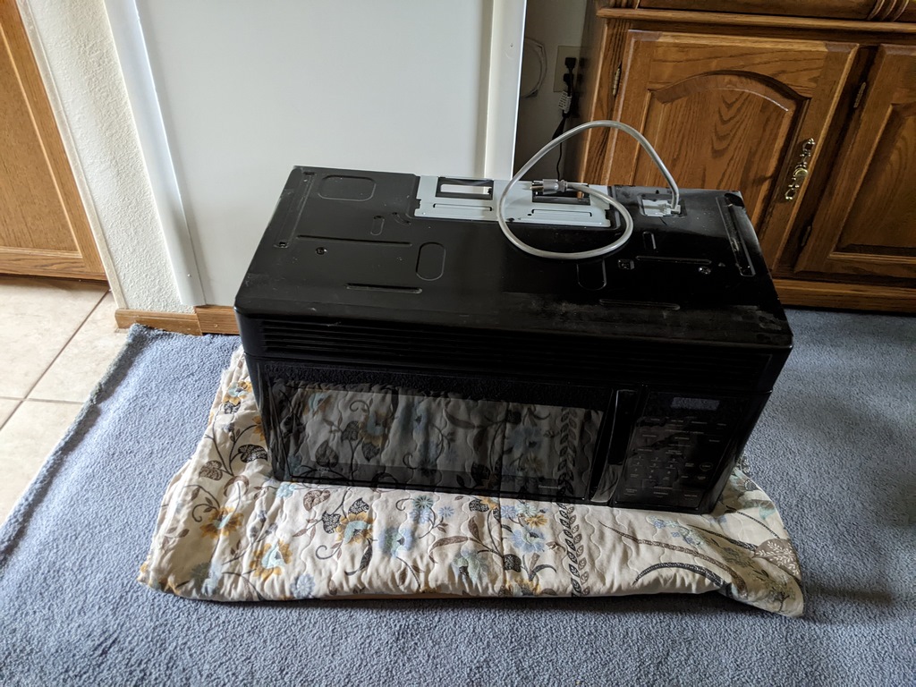 0626B_OldMicrowaveOnFloor.jpg