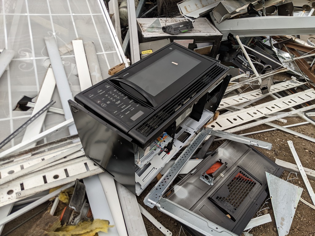 0715_MetalRecycleOldMicrowave.jpg