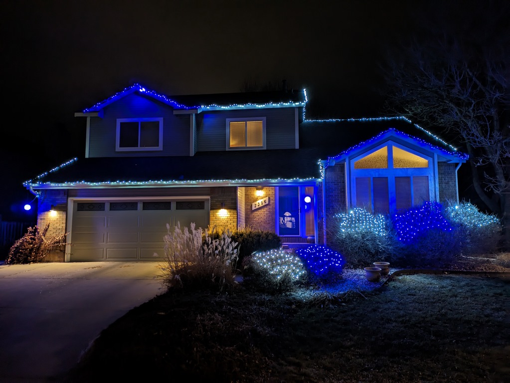 0101E_NeighborXmasLights.jpg