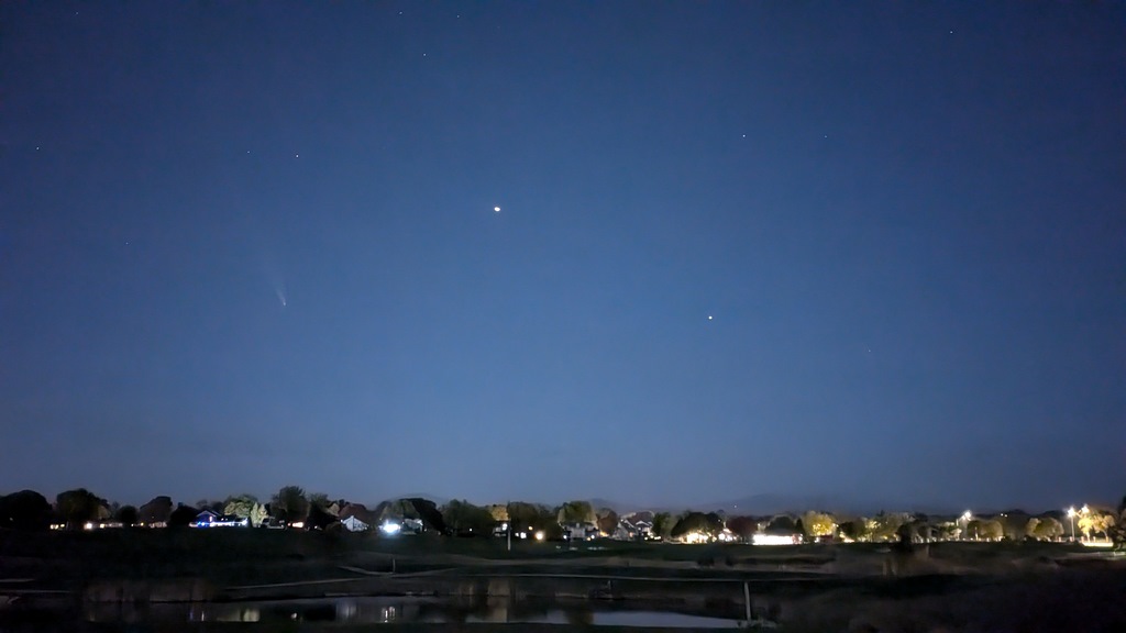 1015B_CometFromCondo.jpg