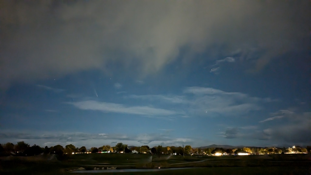 1016F_CometOverGolfCourse.jpg