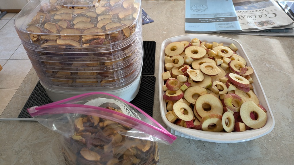 1019A_DryingJennysApples.jpg