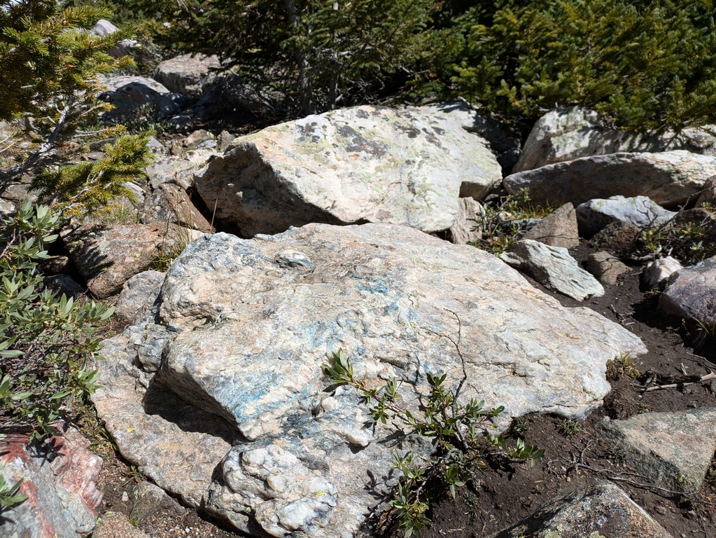 I2_MoreKyaniteInBoulders.jpg