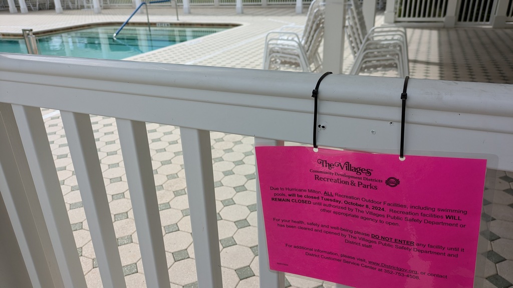 1008B_SwimmingPoolClosedSign.jpg