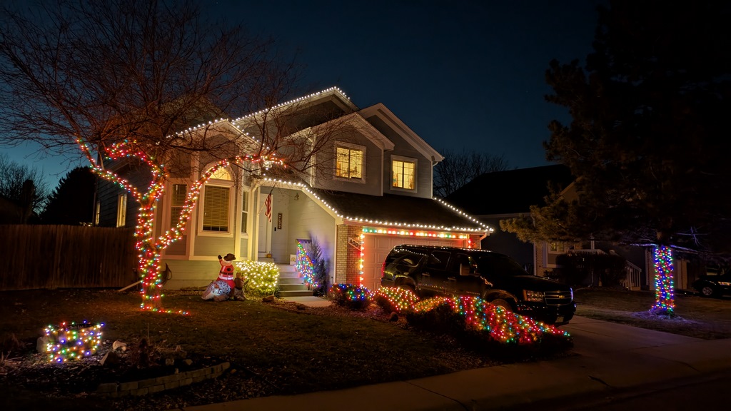 1201A_NeighborHolidayLights.jpg