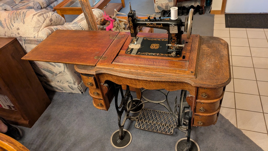 0724A_YetAnotherOldSewingMachine.jpg
