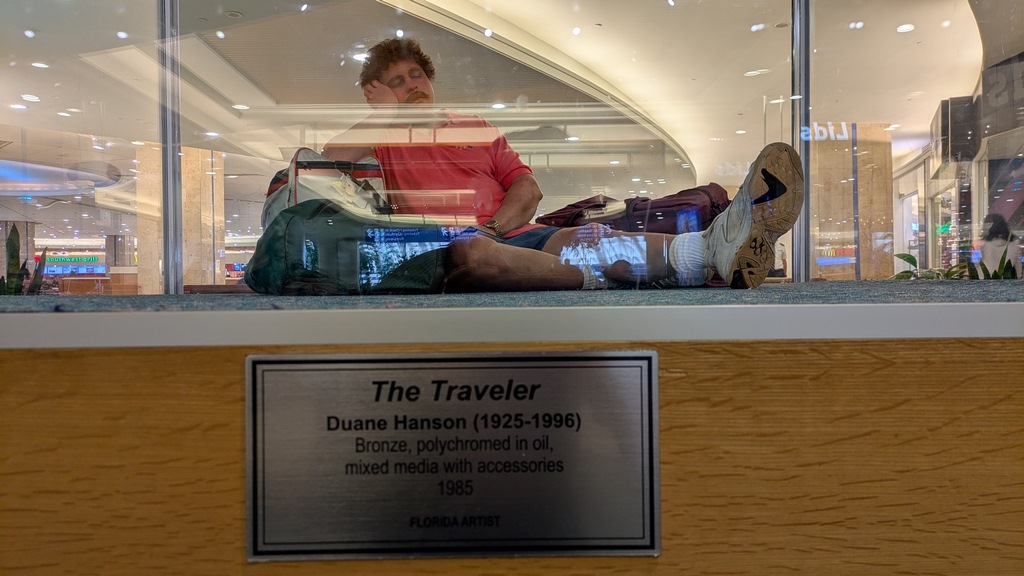 P1_OrlandoAirportSculpture.jpg