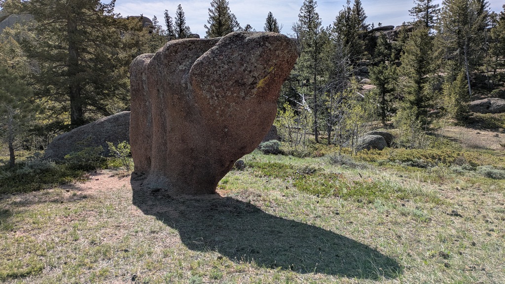 E1_BoulderAtStartOfTrail.jpg