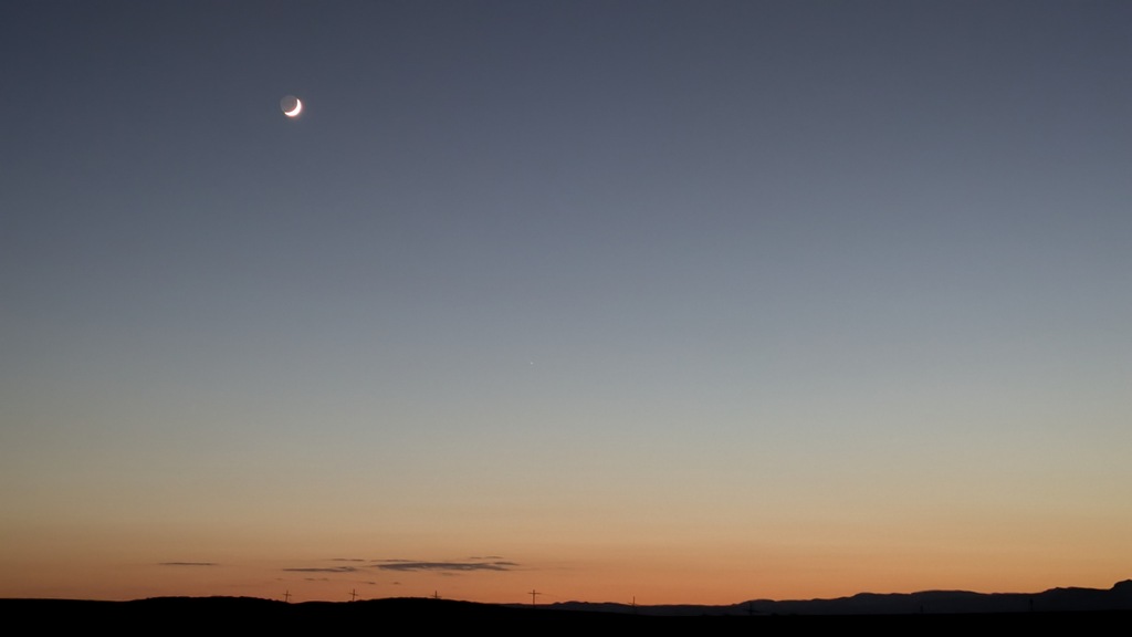 E2_CrescentMoonZoom.jpg